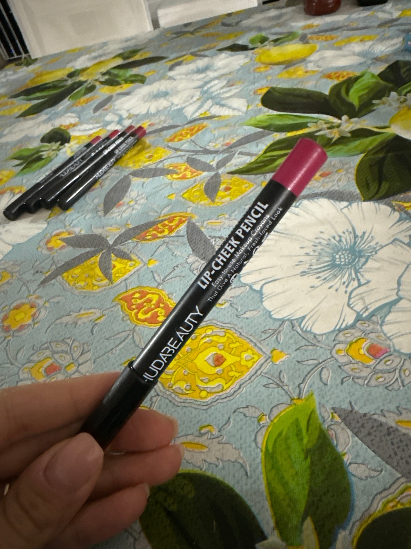 LIP PENCIL - HUDA BEAUTY