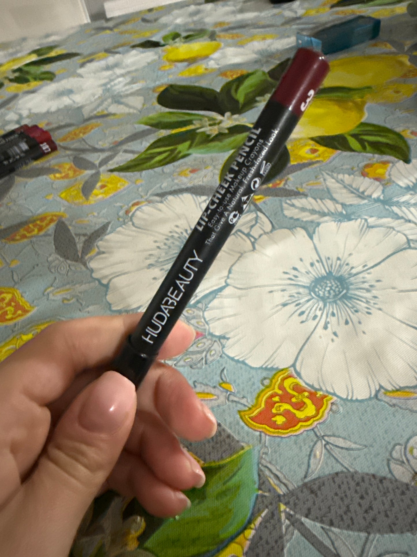 LIP PENCIL - HUDA BEAUTY
